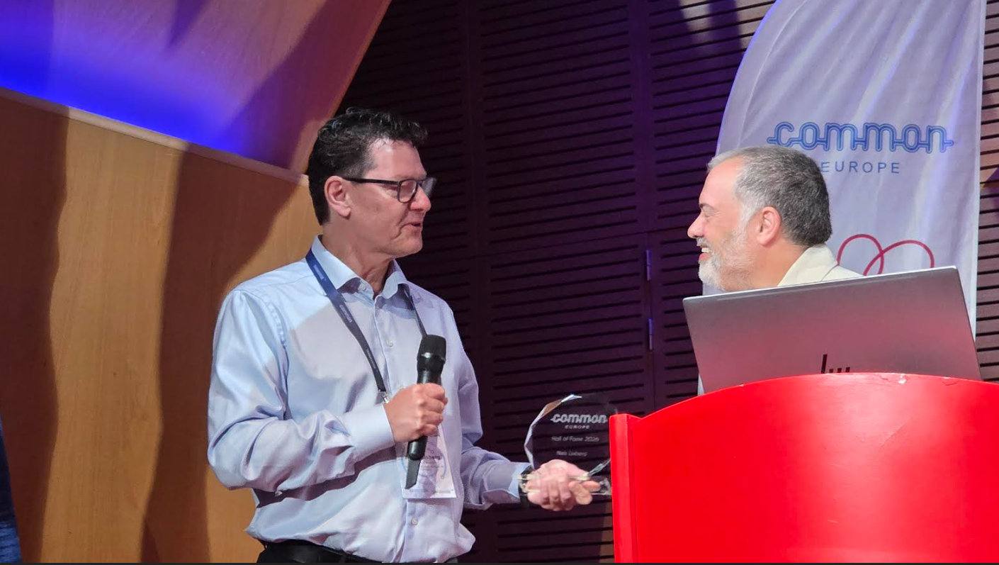 Niels receiving the price icon that follows the COMMON Europe Hall of Fame
